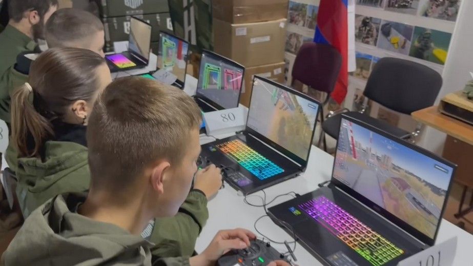 На оккупированном Запорожье подростков учат управлять FPV-дронами – кадры