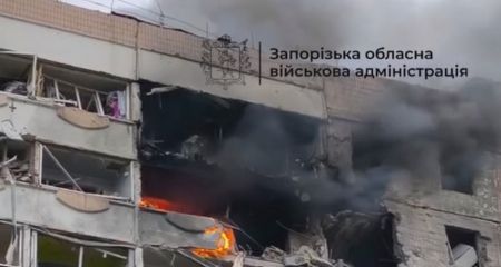 Удар по Запорожью: пылает дом, под завалами ищут людей