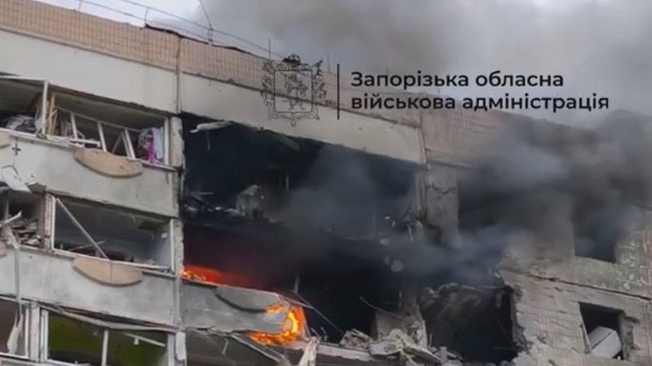 Удар по Запоріжжю: палає будинок, під завалами шукають людей