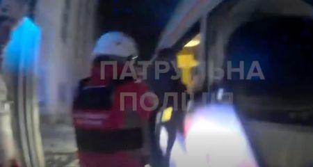 Пострадавшему после ночного удара запорожцу помогли патрульные