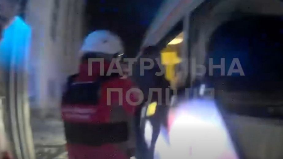 Пострадавшему после ночного удара запорожцу помогли патрульные