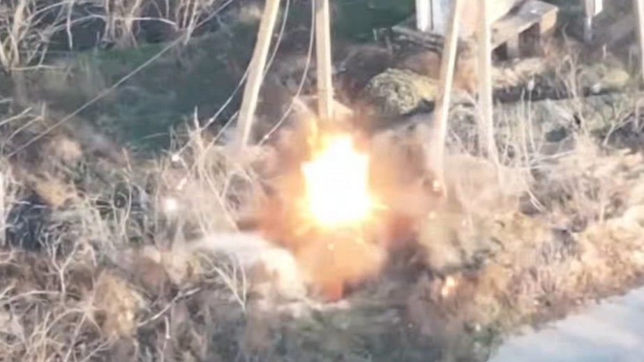 Запорізькі дронарі спалили ворожу техніку та піхоту &ndash; кадри