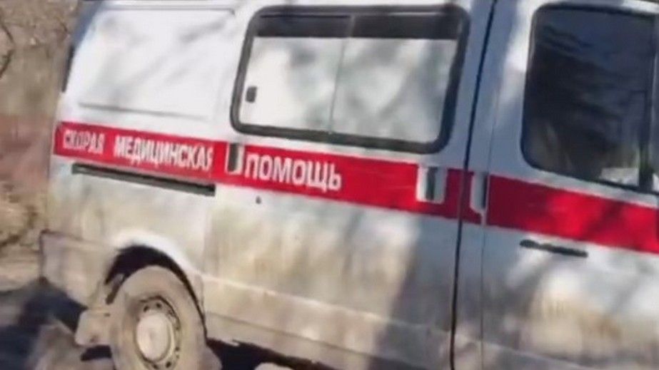 Россияне перевозят технику на Запорожский фронт в машинах "скорой" &ndash; кадры