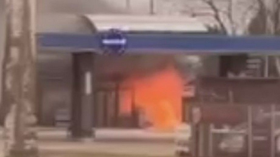 АЗС пылает после вражеского удара по Запорожью &ndash; кадры