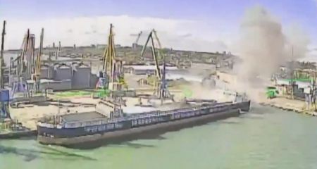 СБС атакували російський корабель із БК у Бердянську на Запоріжжі &ndash; кадри
