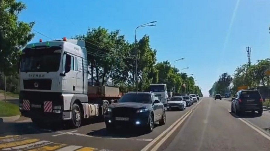 Россияне перевозят военную технику гражданскими тягачами на Запорожье &ndash; детали