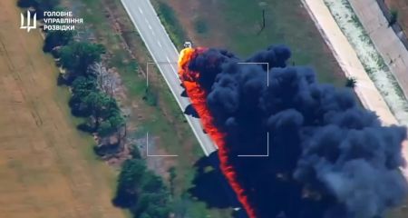 Розвідники спалили замаскований бензовоз окупантів на запорізькій трасі &ndash; кадри