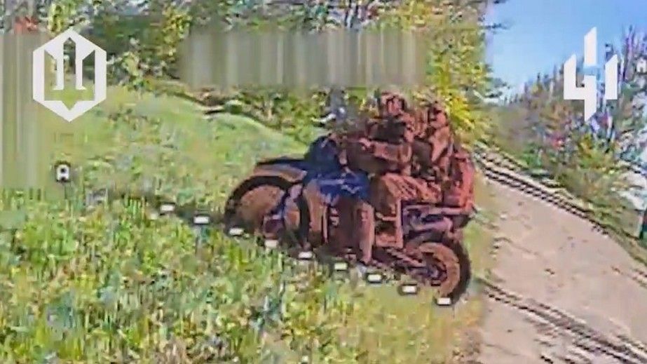 На Запоріжжі дронарі знищують штурмові групи росіян на мотоциклах &ndash; кадри
