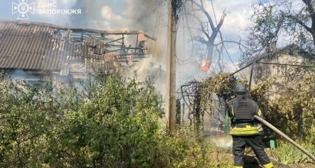 Будинки, поля та підприємство горіли через російські обстріли на Запоріжжі