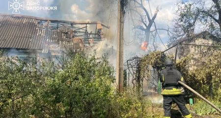 Дома и авто пылали после обстрелов на Запорожье