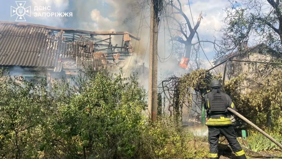 Дома и авто пылали после обстрелов на Запорожье