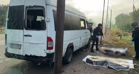 Удар по маршрутке под Запорожьем: полицейские эвакуировали тело погибшей