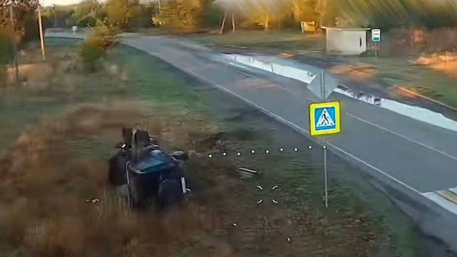Автівку з окупантами знищили на трасі біля Мелітополя &ndash; кадри
