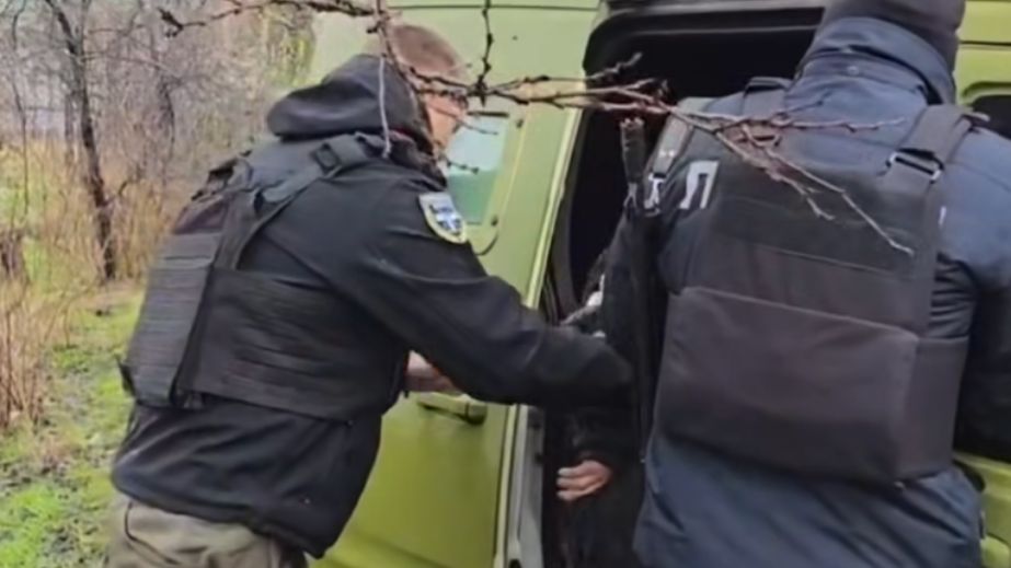 Жила на пепелище: из Беленького под Запорожьем эвакуировали женщину