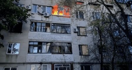 Трактор та чотириповерхівка горіли на Запоріжжі після ворожих атак