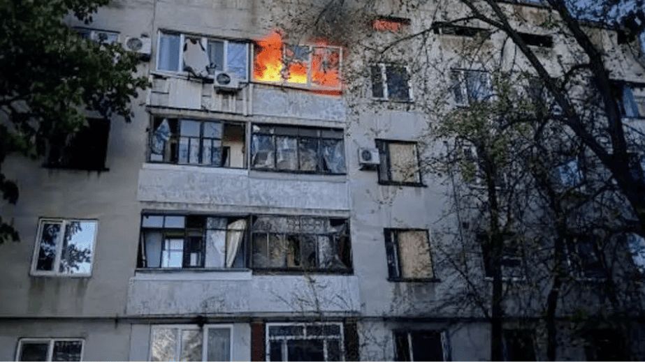 Трактор та чотириповерхівка горіли на Запоріжжі після ворожих атак