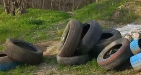 Викинули шини просто неба: стихійні звалища виявили під Запоріжжям