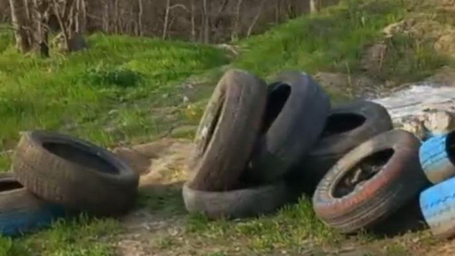 Викинули шини просто неба: стихійні звалища виявили під Запоріжжям