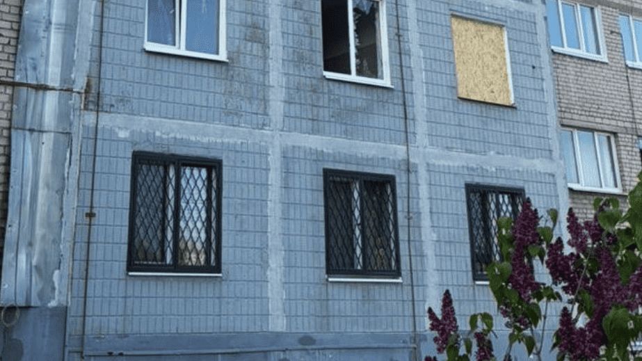 Росіяни двічі вдарили по будівлі запорізьких енергетиків