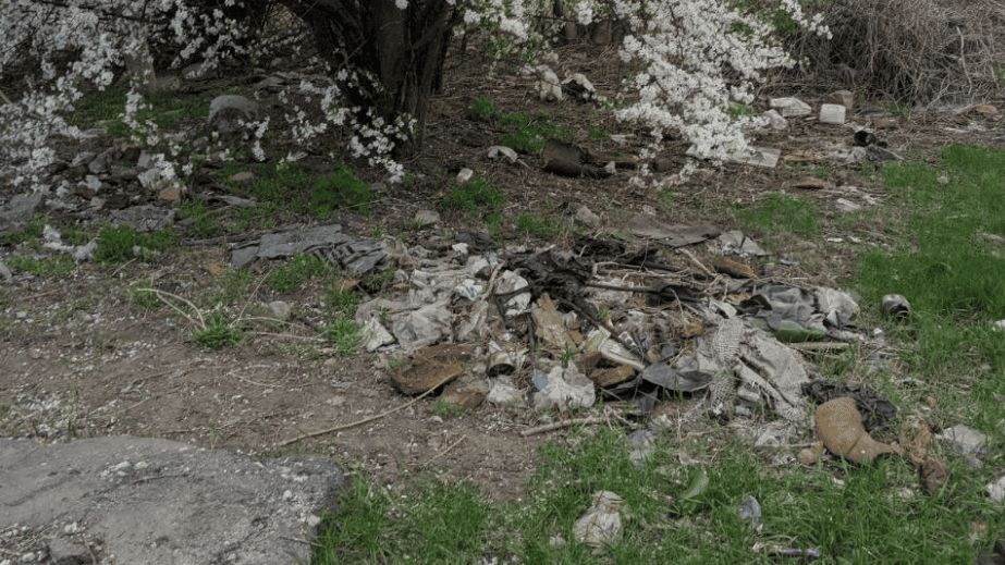 Футбольне поле та дитячий майданчик засмітили в Запоріжжі