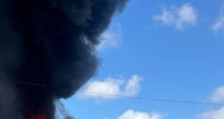 Черный дым над Запорожьем: РФ ударила по промышленному объекту