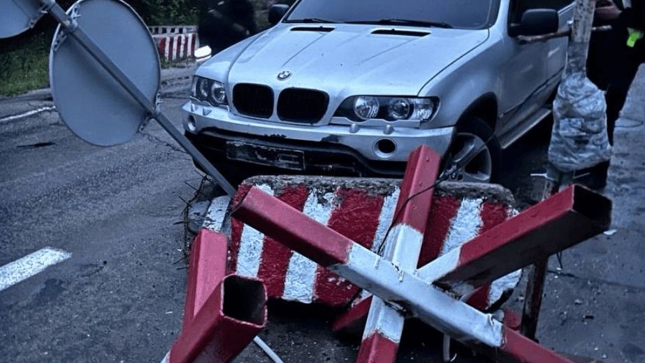 Водій BMW протаранив блокпост та тікав від патрульних у Запоріжжі