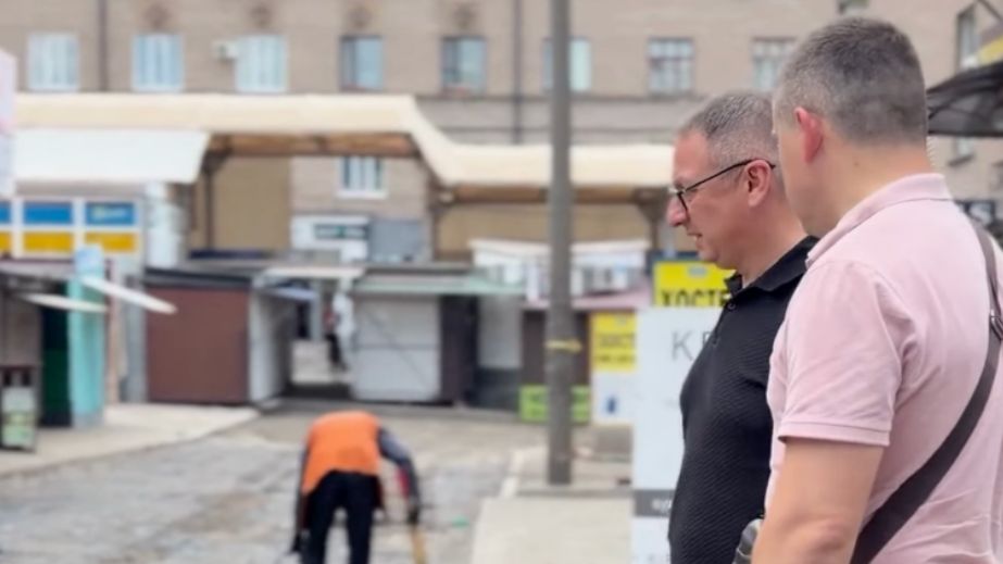 У центрі Запоріжжя привели до ладу тротуар біля ринку