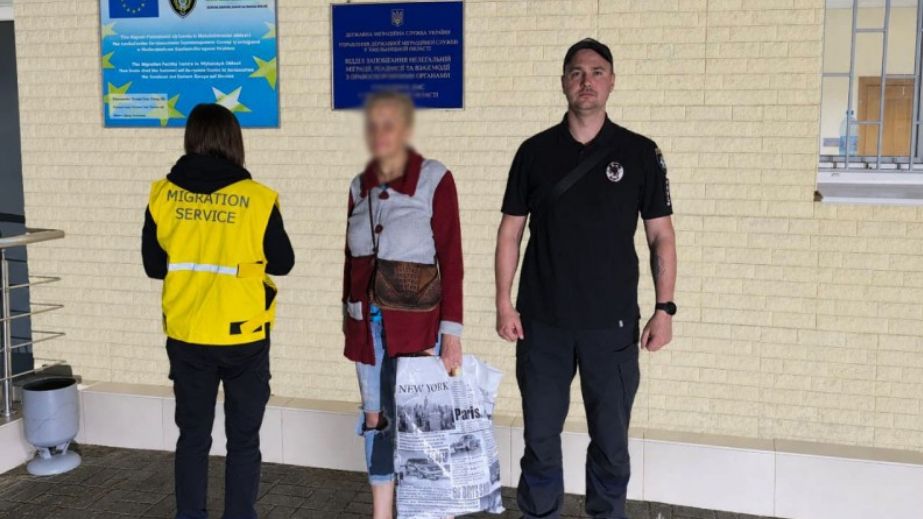 Запорізькі поліцейські взялися за видворення громадянки РФ