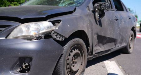 Росіяни поцілили по автівці біля торговельного центру в Запоріжжі