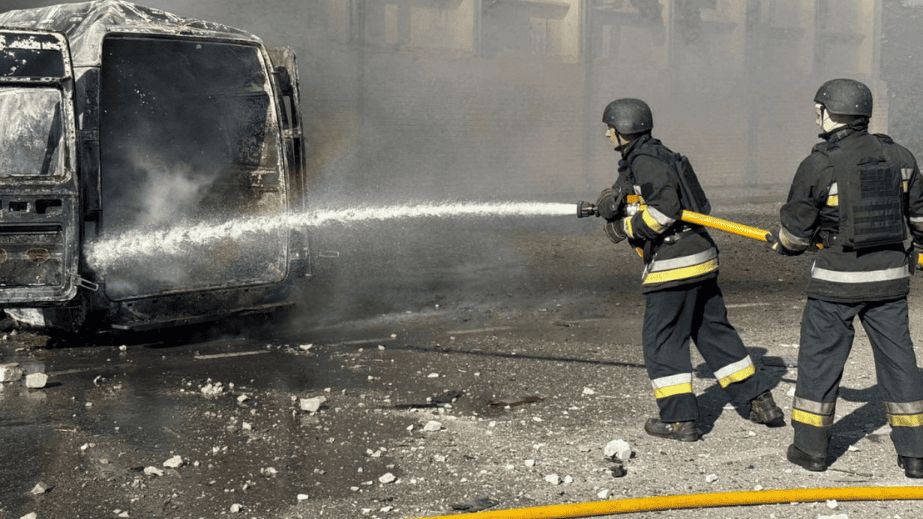 Дві вантажівки та склад палали в Запоріжжі: наслідки удару показали в ДСНС