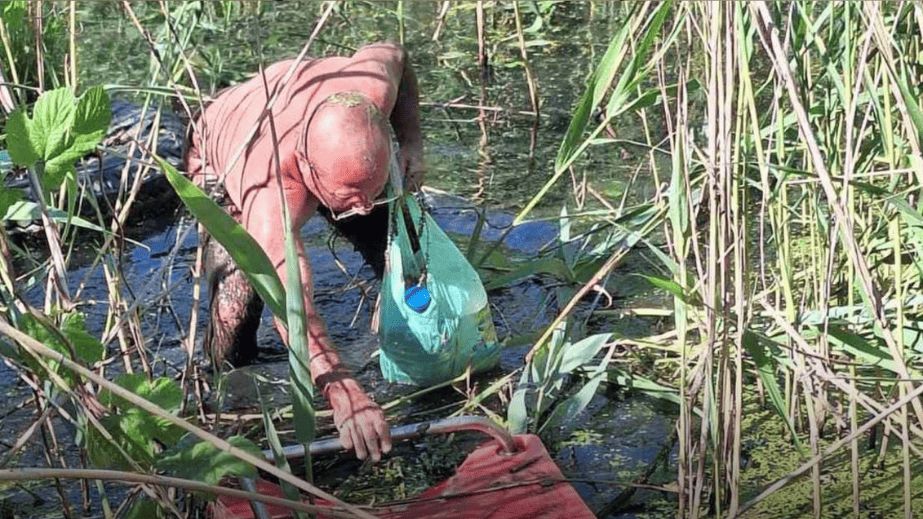 Пошел напрямик и погряз в болоте: на Запорожье спасали мужчину