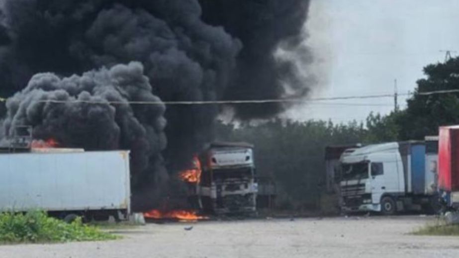 Горят авто на стоянке: россияне ударили по Запорожью