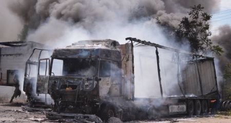 Рятувальники гасять палаючі автівки після атаки &ndash; кадри із Запоріжжя (ОНОВЛЕНО)