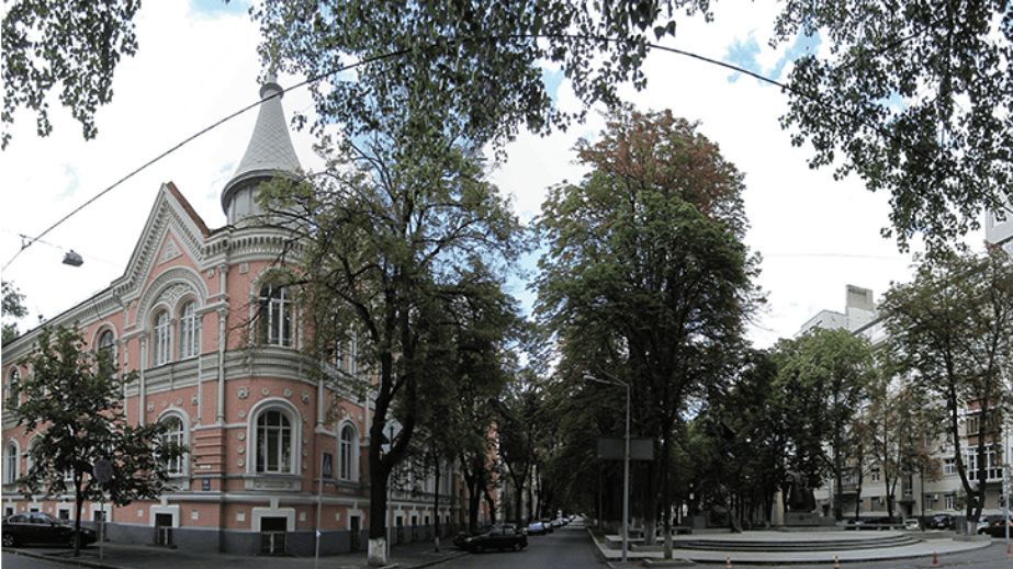 Вражеский удар повредил здание суда в центре Запорожья