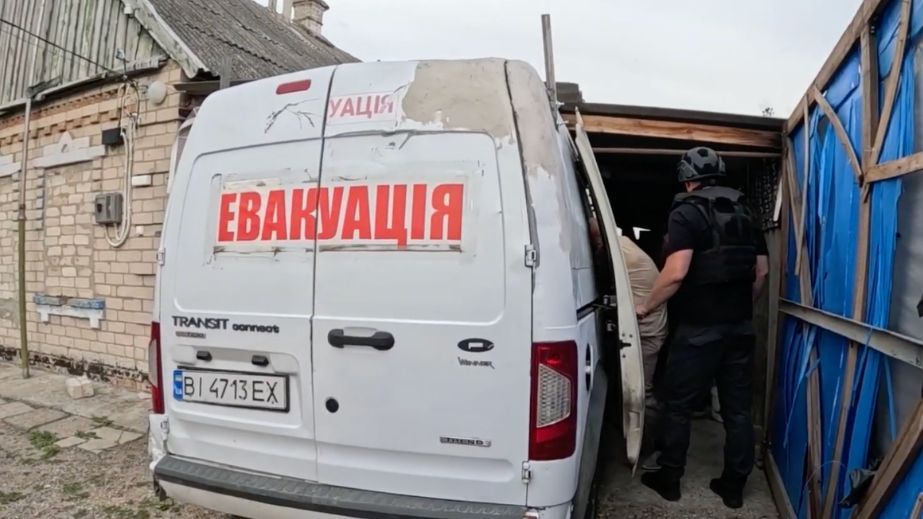 Чоловіка та жінок евакуювали з прифронтової Комишувахи на Запоріжжі
