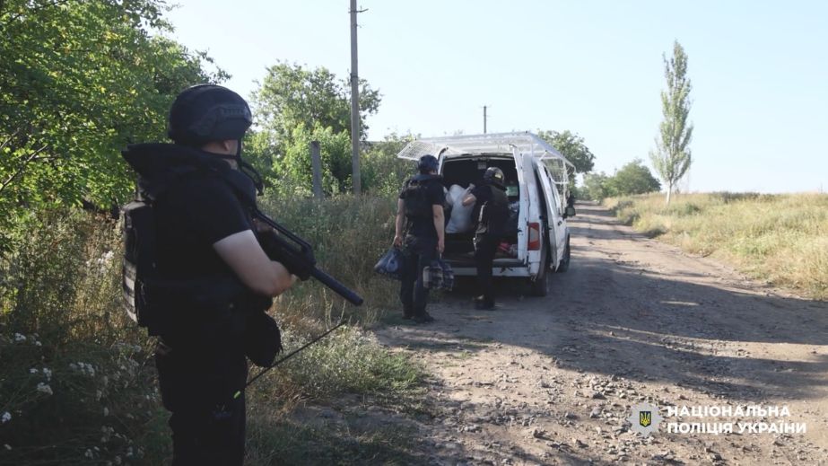 Из трех громад под Запорожьем эвакуировали взрослых и ребенка