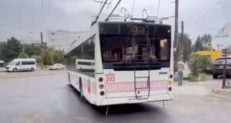 Рух трьох тролейбусних маршрутів тимчасово змінять в Запоріжжі