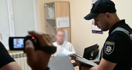 10 тыс. долларов за инвалидность: в Запорожье подозревают врача-невролога