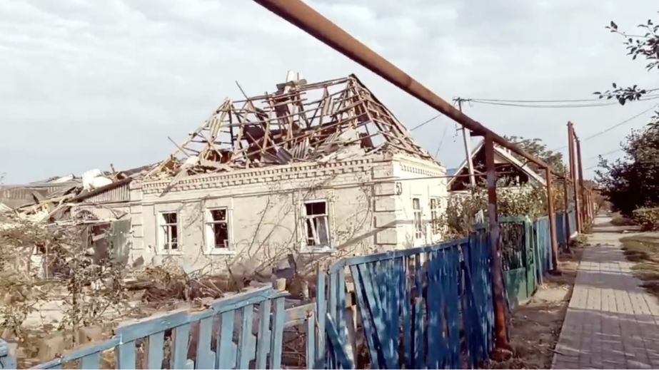 Россияне разбили школу и дома в пригороде Запорожья