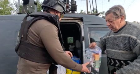 Запорізькі поліцейські привезли ліки та хліб жителям прифронту