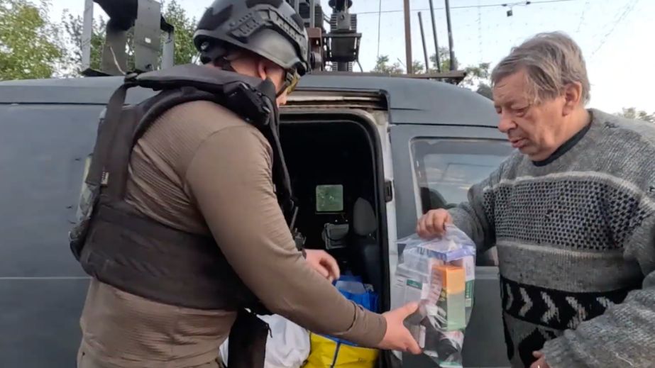 Запорожские полицейские привезли лекарства и хлеб жителям прифронта