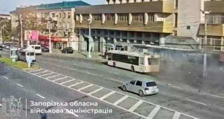 Российский FPV атаковал автобус в центре Запорожья: есть раненые
