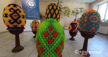 "Краски Пасхи": в Запорожье презентовали выставку бумажных цветов и 3D-писанок