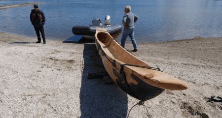 Семиметровий човен-довбанку вперше спустили на воду в Запоріжжі