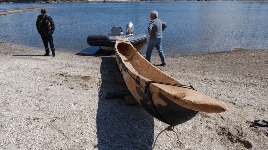Семиметровий човен-довбанку вперше спустили на воду в Запоріжжі