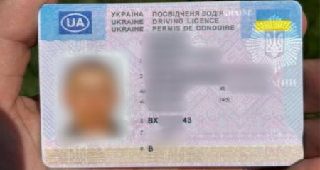 Водитель с поддельным удостоверением попался запорожским патрульным