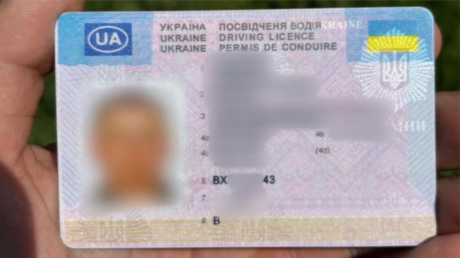 Водитель с поддельным удостоверением попался запорожским патрульным