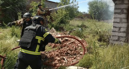 Будівля палала після ворожого удару на Запоріжжі