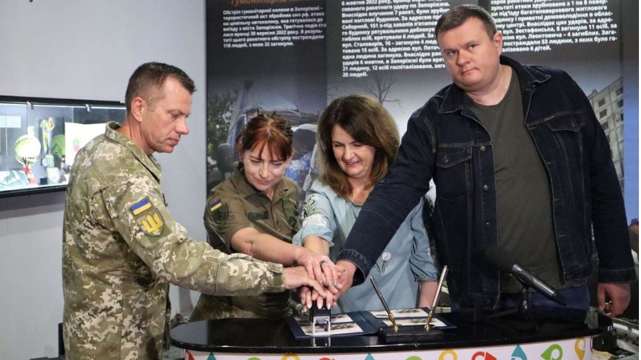 Воїн топче двоголового орла: у Запоріжжі погасили благодійну марку