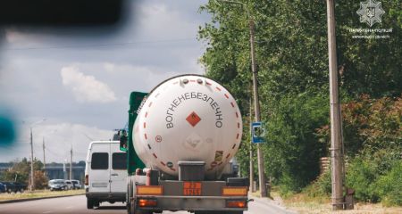 Патрульні Запоріжжя перевіряють автоцистерни з небезпечним вмістом